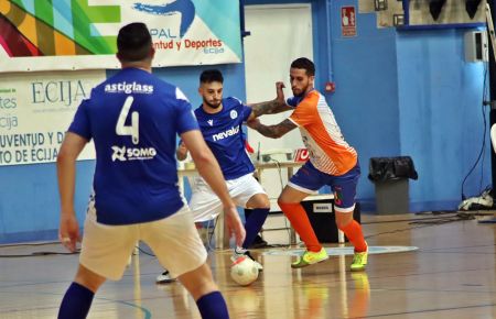 Manolito, del Isleño FS, presiona a un jugador del Écija en el partido del sábado. 