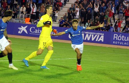 Gabri Martínez corre eufórico a celebrar su gol. 