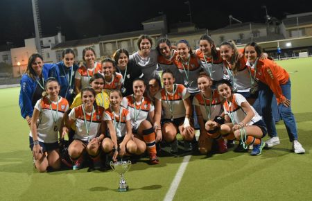 Las cadetes del CH San Fernando posaron con la copa de campeón