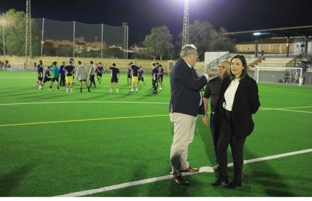 La alcaldesa, Antonio Rojas y Manuel Galea pisaron el nuevo césped de Gómez Castro