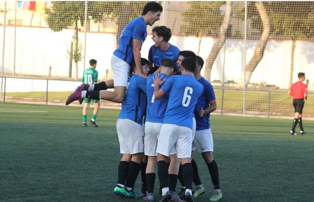 Los jugadores del filial azulino celebran el gol del triunfo. 