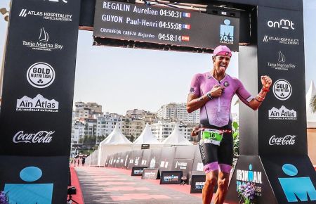 Alejandro Castañeda pisa la meta en el Ironman 70.3 celebrado en Tánger.