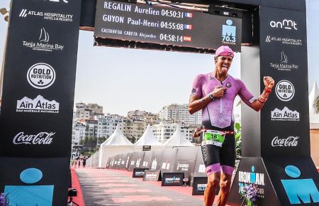 Alejandro Castañeda pisa la meta en el Ironman 70.3 celebrado en Tánger. 