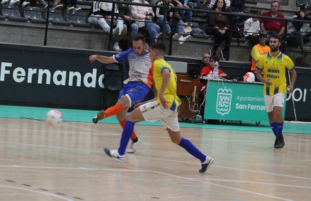 Israel Richarte, en la jugada que significó el momentáneo 1-1 del Isleño FS ante el Virgili en el pabellón de Bahía Sur. 