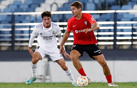 Jon Ceberio conduce el balón ante la mirada de Carlos Dotor. 