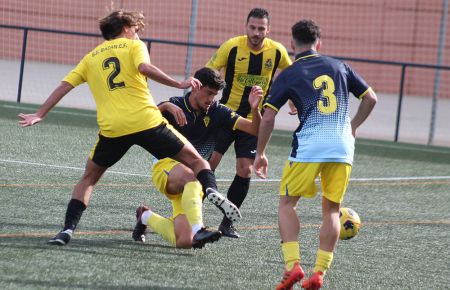 El central del Balón Jorge Gómez despeja un balón ante su compañero Fopi y los bazaneros Mauro y Dani Herrera. 