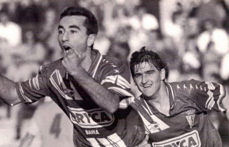 Piti celebra el 1-0 al Montilla hace 30 años, perseguido por Carrasco. 
