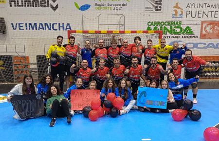 Los jugadores del BM San Fernando celebraron el triunfo en Puente Genil. 