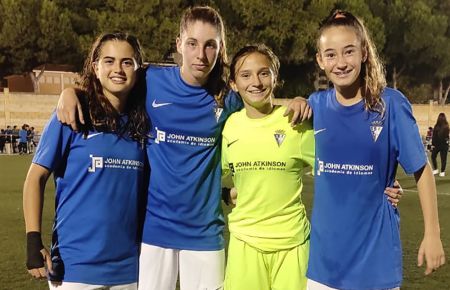 Rosa Hernando, Lourdes Fernández, Paula Guerrero y Claudia Batista son las cuatro jugadoras de la Escuela Bahía que jugarán, a partir de este jueves, el Campeonato de Andalucía con las selecciones gaditanas sub15 y sub17.