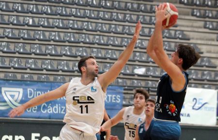 Carlos Goicoechea lanza ante Manuel Cardi. 