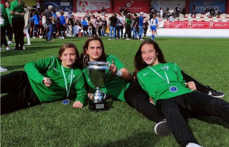 Paula Guerrero, Rosa Hernando y Claudia Batista con la copa de subcampeonas andaluzas. 