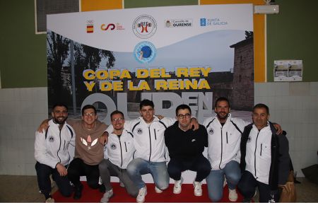 Simón Toledo, Daniel Elbaz, Jorge Victorian, Juan Carlos Fernández, Moisés Pérez, Cristian Muñoz y el entrenador Lorenzo Duro posan delante del cartel de la Copa del Rey en Orense