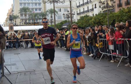 Tamara Pérez Mera en la recta final de la Media Maratón de Córdoba y que contó con numeroso público. 