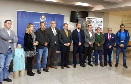 Las autoridades y miembros de la hermandad de la Divina Pastora posaron con los patrocinadores presentes y representantes del club Carmona Páez y la asociación Carros de Fuego. 