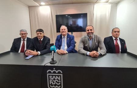 Antonio Rojas y Francis Posada con Javier Artero y otros miembros de la Asociación Shotokan Karate-Do Tradicional presentaron los dos eventos.