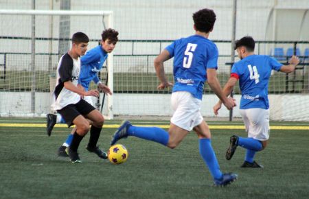 Jota, que marcó el 0-1 del San Fernando Atlético juvenil en el derbi, se marcha de la vigilancia de tres jugadores del San Fernando CD 'B'