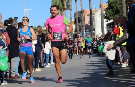 Tamara Pérez Mera en la recta final de la prueba junto al chiclanero Daniel Castilla. 