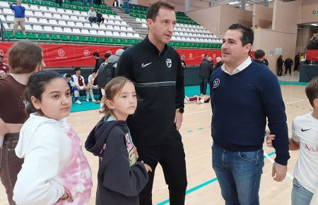 Isco Torres, en la imagen con el presidente de la Federación Andaluza Pablo Lozano, llevó a Andalucía sub19 al título nacional en San Fernando. 
