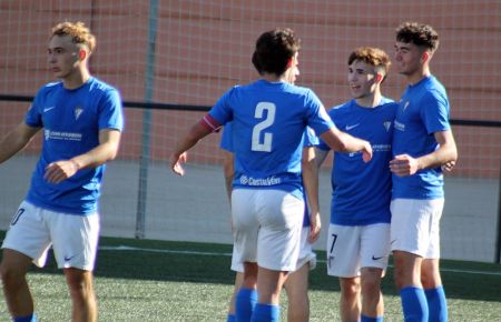 Juan Carlos Garcés, a la derecha, es felicitado tras marcar el 1-0 del juvenil A del San Fernando CD al colista UCIDCE de Ceuta. 