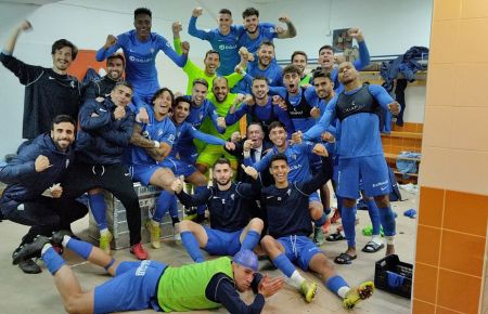 La alegría de los jugadores azulinos tras el partido. 
