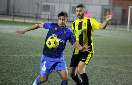 El central del GE Bazán Lagóstena presiona a un contrario. 