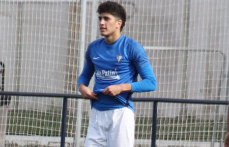 El ariete lebrijano Diego Doblado, de 19 años, lleva doce goles. 