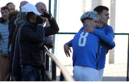Antonio Lacida, ante la mirada de su padre, celebra su golazo del 2-1 del filial con su primo Rubén Richarte. 