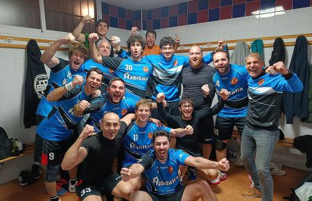 El BM San Fernando celebró el gran triunfo en Dos Hermanas. 