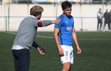 Jaime Bugatto, técnico del filial, instruye a Marcos Ariel Renzi. 