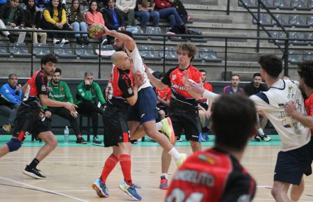Sergio San Pedro intenta evitar el lanzamiento de un rival. 