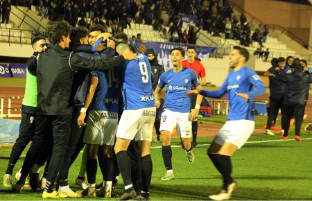 Ilyas Chaira es felicitado por sus compañeros y componentes del banquillo tras conseguir el 2-0 del San Fernando CD.