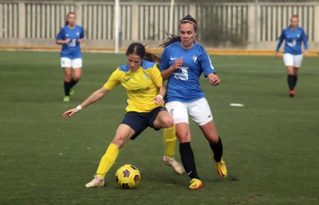 Silvia Martín, del SFCD, pugna con una jugadora del CD Algeciras FS. 