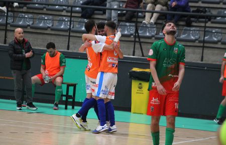 Israel Richarte, el juvenil Abraham Sánchez, asistente, y el debutante Juanjo Torres, autor del gol, celebran el 1-1 del Isleño FS