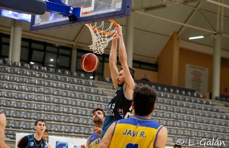 El lituano Deividas Mockaitis, que fue el mejor del Cimbis con 19 puntos, machaca el aro del Aljaraque. 