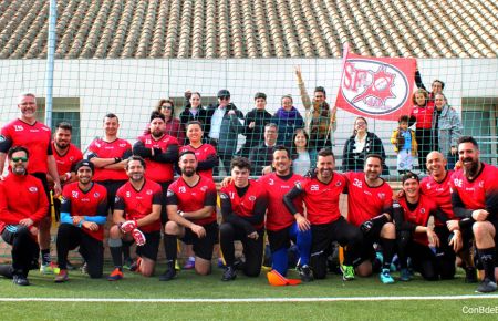 El SFdo49ers posó con un grupo de aficionados en el anexo de Bahía Sur.