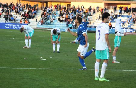 Luis Ruiz festeja, hace justo un año, el 3-1 del San Fernando CD ante la decepción de los jugadores del Castilla. 