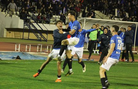 Lanchi Cabrera celebra su golazo de chilena con Gabri Martínez. 