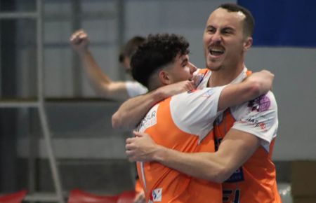 Ignacio Martínez, a la derecha, es felicitado por el juvenil Abraham Sánchez tras marcar el gol del triunfo del Isleño FS en Priego.