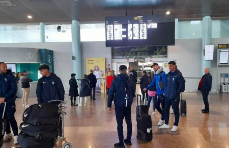 Jose Perales, Gabri Martínez, Bicho, Dani Molina y Alfonso, a la llegada del San Fernando CD al aeropuerto de Vigo. 