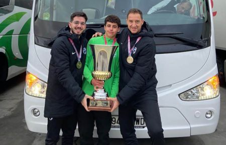Isco (d) junto al alcalaíno Fran Reyes y el portero del San Felipe Neri, Javier González. 