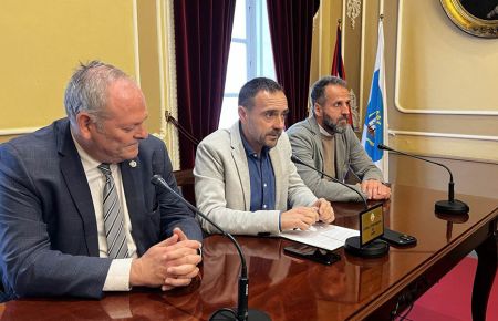 Rojas, Páez y Posada, en la presentación de la prueba en el Ayuntamiento de Cádiz. 