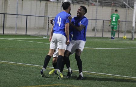 Jesús Gutiérrez (4) es felicitado por Caio Lino tras marcar el 1-0