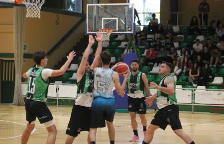 Carlos Goicoechea, Jesús Ponce, Josu Remesal e Iago Paz, del CB San Fernando, le cierran el paso a Carlos Galán, del Cimbis. 