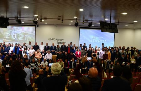 La foto de familia de los premiados y autoridades asistentes a la Gala.