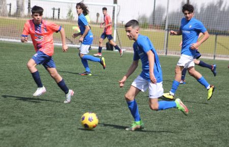Hugo García, del cadete B del San Fernando CD, conduce el balón durante el partido con el Domingo Savio de Cádiz. 