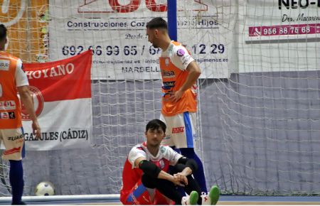 La decepción del meta Dani Ares tras encajar uno de los goles.