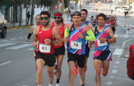 Un grupo de corredores, entre ellos los isleños Carlos Sánchez Quevedo y José Manuel Orellana, suben la calle Arenal en la edición de 2022.