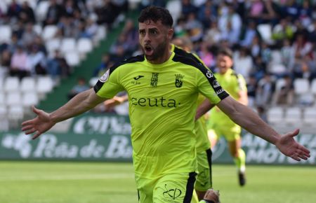 Rodri Ríos celebra uno de sus goles con la AD Ceuta.