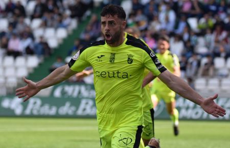 Rodri Ríos celebra uno de sus goles con la AD Ceuta.