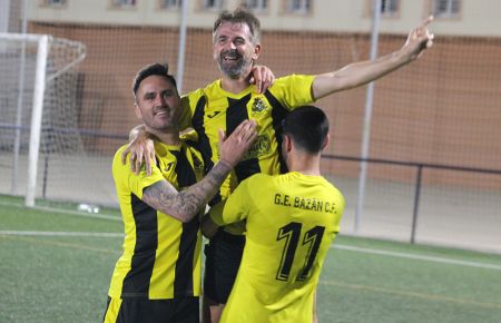 Javi Muñoz es aupado por Pedrito y Antonio Alba tras su maravilloso gol de falta en el minuto 96 y que le daba la victoria al GE Bazán. 